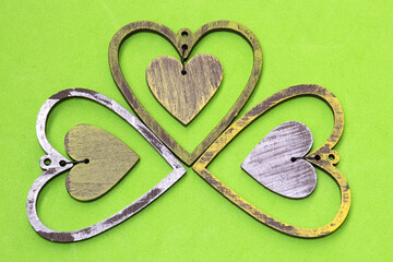composizione di cuori intagliati nel legno