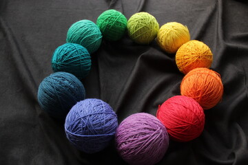 Wollkäuel Regenbogen Kreis