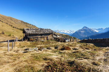 Almhütte in herrlicher herbstlicher Landschaft