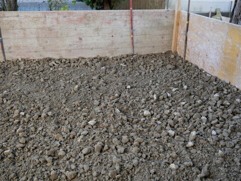 Grober Kies und Verschalung Terrassenrenovierung Baustelle
