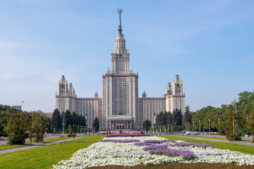 Obraz premium Jardines y Universidad Estatal de Lomonosov en la ciudad de Moscú, Rusia