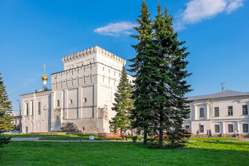 Fototapeta premium Jardines y edificios en la ciudad de Yaroslavl, Rusia