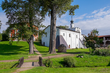 Bosques e iglesias en el Monasterio de Goritzy, Rusia