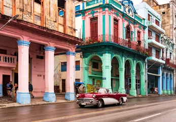 Printed kitchen splashbacks Havana convertible classic car in front of colorful houses in havana cuba