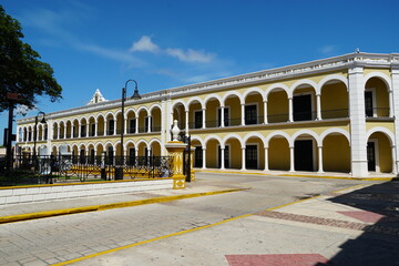 Fototapeta na wymiar campeche, san francisco de campeche, mexico, buildings, historical, city centre, colonial, colors, travelling, yucatan