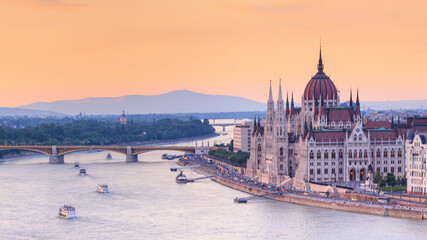 Obraz premium City summer landscape - top view of the historical center of Budapest with the Danube river, in Hungary