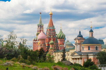 Fototapeta na wymiar Moscow Kremlin: view of St. Basil's Cathedral from Zaryadye Park