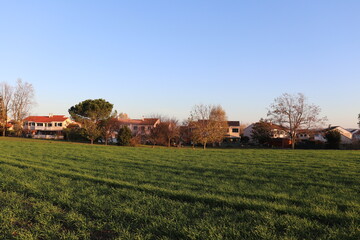 Fototapeta na wymiar Lotissement de maisons au bord d'un champ, ville de Corbas, France