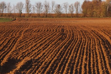 Champ labouré en automne, ville de Corbas, France