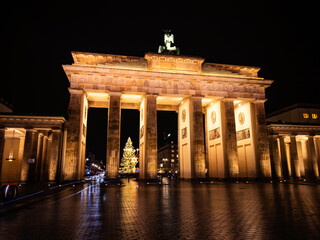 Obraz premium Back of the Brandenburg Gate at Christmas and Hanukkah time
