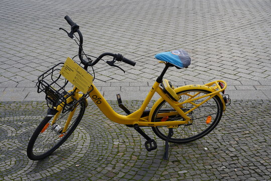 Gelbes Leihfahrrad von ofo am Pariser Platz in Berlin am 14.11.2020