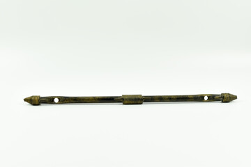 Miedzine profile różnej grubości na jasnym tle.