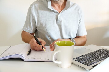 homme ordinateur portable à droite