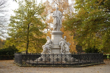 Fototapeta na wymiar Goethe-Denkmal im Tiergarten in Berlin