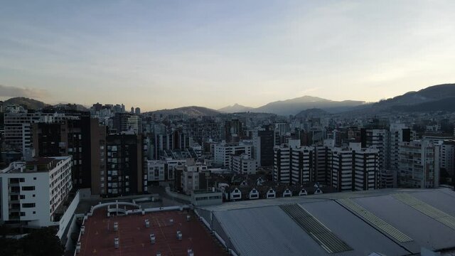 Ciudad latina entre los andes al atardecer vuelo con drone