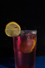 Cocktailglas mit rotem Getränk.