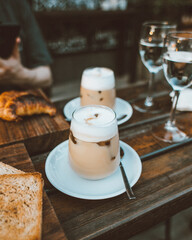 Latte frio en una vereda