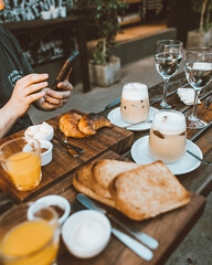 Merienda con cafe frio