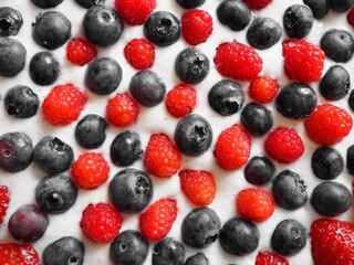 Hausgemacht - leckere Obsttorte mit Blaubeeren, Erdbeeren und Himbeeren	