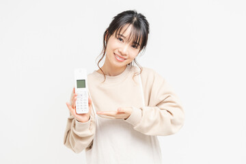 電話を手に持つ若い女性