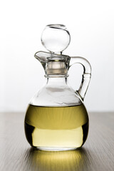 Jarro de Aceite de oliva sobre fondo blanco