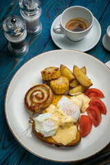 English breakfast, toast, poached egg, sauce, sausage

