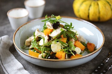 Baked pumpkin salad with chicken breast, olives, mozzarella and arugula.