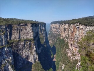 Fototapeta na wymiar Cânion Itaimbezinho - Parque Nacional de Aparados da Serra - Canyons Aparados da Serra National Park is in south Brazil. It’s known for the Fortaleza and Itaimbezinho Canyon
