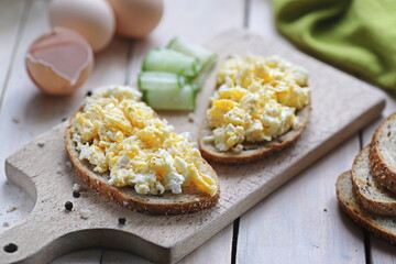 Sandwich with scrambled eggs