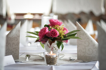 bouquet of roses as decoration on a white tablecloth at a special event or wedding