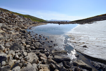 Fototapeta premium 白雲岳避難小屋付近の沼（北海道・大雪山） 