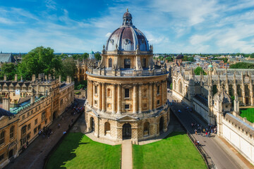 The city of Oxford and the Radcliffe Camera, a symbol of the University of Oxford - 392544988