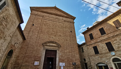 Fototapeta na wymiar hdr Facciata di una chiesa e piccola piazza di un antico borgo medioevale italiano