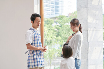 話をする保育士と母娘