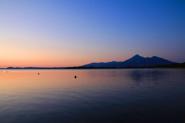 夕暮れの猪苗代湖と磐梯山（福島県・猪苗代町）