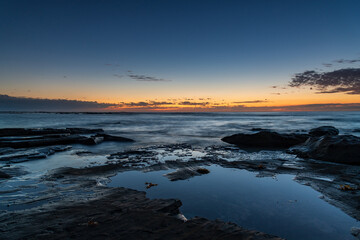 Naklejka premium Rocky coastline sunrise seascape