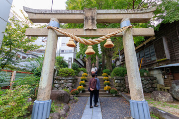 日枝神社の鳥居と参拝客