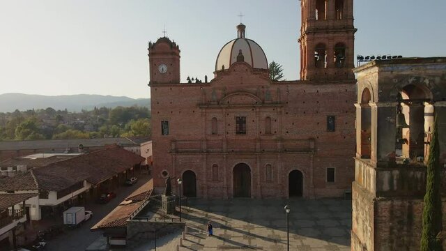 Sobre vuelo atardecer iglesia de Tapalpa Jalisco Mexico pueblo tradicional arquitectura