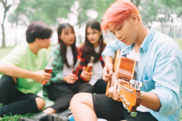 Obraz premium Group of happy young Asians having a picnic at the park