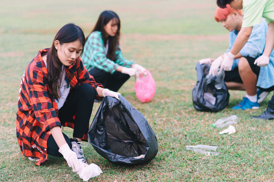 A group of young Asians are cleaning up plastic garbage in parks