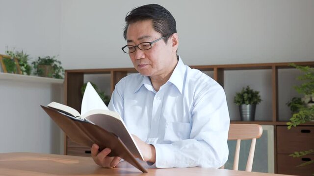本を読んでいる中年男性