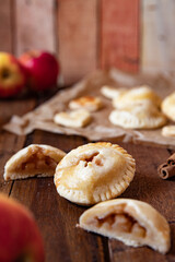 Handkuchen gefüllt mit Äpfeln und Zimt auf einem Tisch aus Holz in der Küche zur Weihnachtszeit