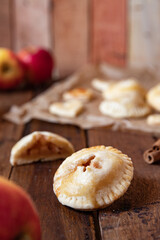 Handkuchen gefüllt mit Äpfeln und Zimt auf einem Tisch aus Holz in der Küche zur Weihnachtszeit
