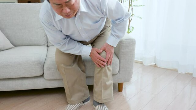 膝をさする中年男性