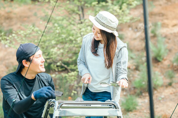 炭火をつける男女
