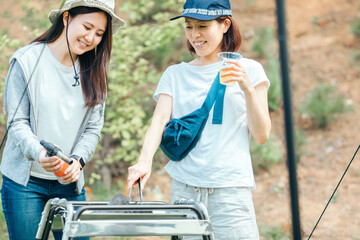 炭火をつける男女
