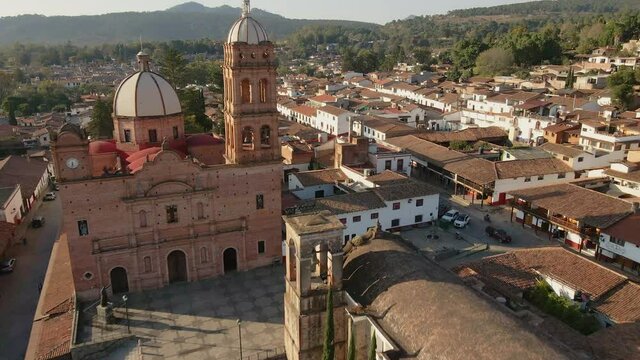Vista a&eacute;rea plaza e iglesia en pueblo de Tapalpa Jalisco Mexico arquitectura tradicional mexicana
