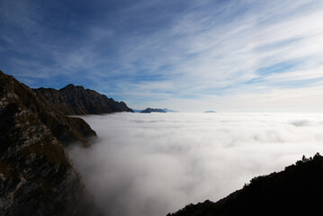 Fototapeta na wymiar Escursione sul Monte Chiampon in autunno con vista sul Monte Cuarnan