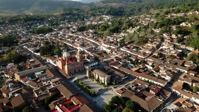 Vista a&eacute;rea iglesia en Tapalpa Jalisco Mexico atardecer pueblo m&aacute;gico colonial hist&oacute;rico