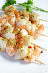 brochettes de crevettes et saint-jacques épicés